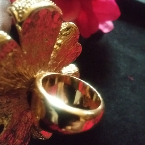 FLOWER STATEMENT FASHION RING - Picture 2 of 7